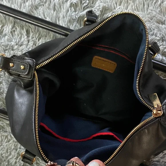 Tommy Hilfiger Black handbag EUC - Picture 8 of 12